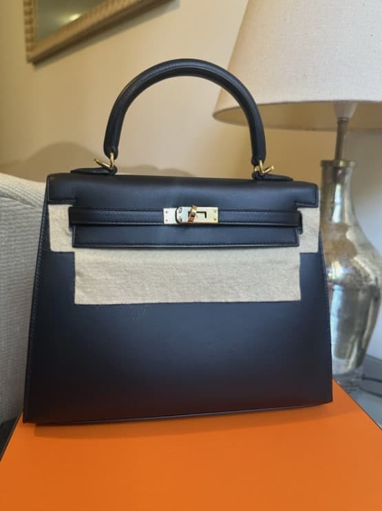 Hermès Kelly 25 Black,Timeless Classic with Gold Hardware - Image 1